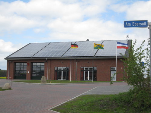 Gemeindezentrum mit Flaggen