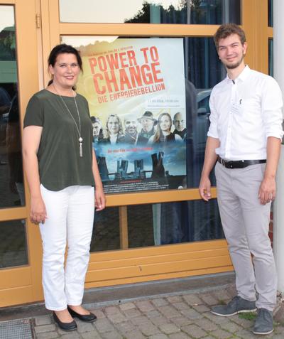Amtsvorsteherin Martina Falkenberg und Klimaschutzmanager Jonas Hapke präsentieren den Film »Power to Change« 2