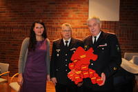 Amtsvorsteherin Martina Falkenberg und Amtswehrf&uuml;hrer Ralf Kreutner verabschiedeten im Dezember 2013 den stellvertretenden Amtswehrf&uuml;hrer Peter P&uuml;st, der das Amt seit 1995 inne hatte.