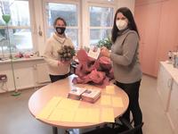 Bild vergr&ouml;&szlig;ern: B&uuml;rgermeisterin Martina Falkenberg und Karla Zager, Leiterin der Kita Spatzennest