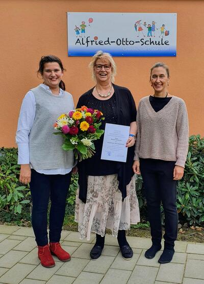 Bild vergr&ouml;&szlig;ern: Schulverbandsvorsitzende Martina Falkenberg und Schulleiterin Sonja Bauer (re.) gratulieren B&auml;rbel Sahlmann zum Jubil&auml;um