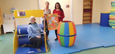 Bild vergr&ouml;&szlig;ern: Martina Falkenberg (re.), OGTS-Leiterin Sylvia Keding (mi.) und ihre Stellvertreterin Anke Nord freuen sich &uuml;ber den neuen Toberaum in der Alfried-Otto-Schule und das Dankesch&ouml;n-Plakat der Kinder
