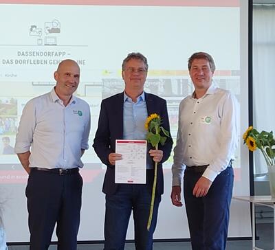 Bild vergr&ouml;&szlig;ern: Wolfgang Bober (Mitte) bei der Preisverleihung in Th&uuml;ringen