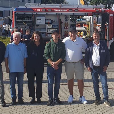 Bild vergr&ouml;&szlig;ern: B&uuml;rgermeisterin Martina Falkenberg (mi.) dankt Sven Roeseler (FFW Dassendorf), Walter Peters (AWO Dassendorf), , David Zielosko und Maik Clausen (Vorsitzende Gewerbeverein), Kai Schaper (F&ouml;rderverein FFW, v.l.n.r.) f&uuml;r die Durchf&uuml;hrung des Sommerfestes des Gewerbevereins. 
Foto: Gemeinde Dassendorf