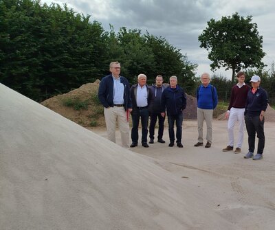 Bild vergr&ouml;&szlig;ern: Der Umweltausschuss besichtigt bei der j&auml;hrlichen F&uuml;hrung &uuml;ber den &ouml;rtlichen Golfplatz die unterschiedlichen Sandarten zur Pflege des Platzes