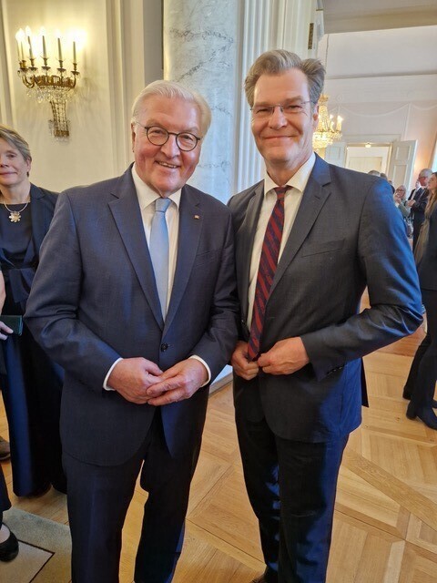 Bild vergr&ouml;&szlig;ern: Bundespr&auml;sident Frank-Walter Steinmeier mit B&uuml;rgermeister Knut Suhk