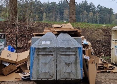 Bild vergr&ouml;&szlig;ern: &uuml;berlaufene Altpapier Container