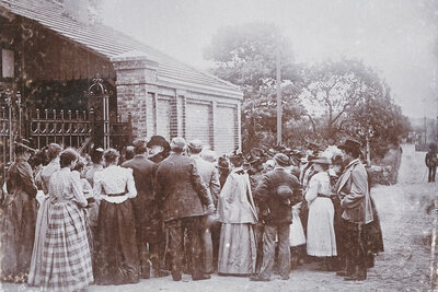 Bild vergr&ouml;&szlig;ern: Bismarckbilder auf dem Sachsenwalde: 17. Huldigung vor dem F&uuml;rstenhause, Original-Momentaufnahme, Verlag der Literarischen Gesellschaft Leipzig 1892