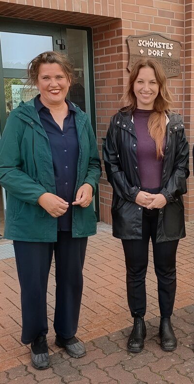 Bild vergr&ouml;&szlig;ern: Zu Gast bei der &Uuml;bungsfahrt der Freiwilligen Feuerwehren des Amtes Hohe Elbgeest: B&uuml;rgermeisterin Martina Falkenberg und Schleswig-Holsteins Innenministerin Magdalena Finke (rechts)