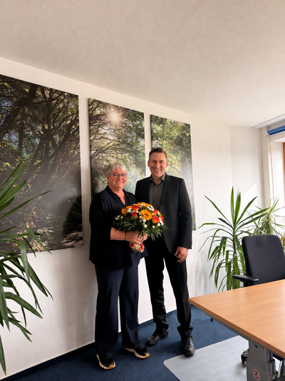 Bild vergr&ouml;&szlig;ern: Frau Krebelder mit Amtsdirektor Herrn Sommerkorn